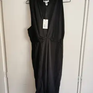 Svart klänning från NLYOne i stretchigt material. Aldrig använd storlek L. 75kr.