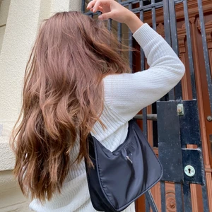 Trangle Bag Black - Svart axelremsväska. Helt ny och superfin! Hör av dig om du är intresserad så skickar vi den direkt till dig!!🌸 Vi står för frakten!🌸