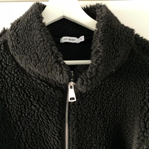 Pilejacka  - Trendig pilejacka i storlek M, funkar fint som S likaså. Sparsamt använd så som ny i sitt skick! Inköpt på JC förra hösten, inte använd sedan dess. Köptes för 800kr. Frakt med postnord 95kr. 