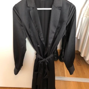 Fin skjort-klänning från MQ - Nypris 700kr, använd 1 gång. 