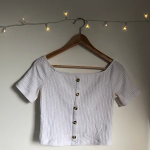 Vit off-shoulder topp🤍 - Vit off-shoulder topp från Calliope i Italien🤍 Ribbad med söta brun-gula knappar (se sista bilden). Sparsamt använd och fin sommartröja, skriv om du vill ha fler bilder🤍
