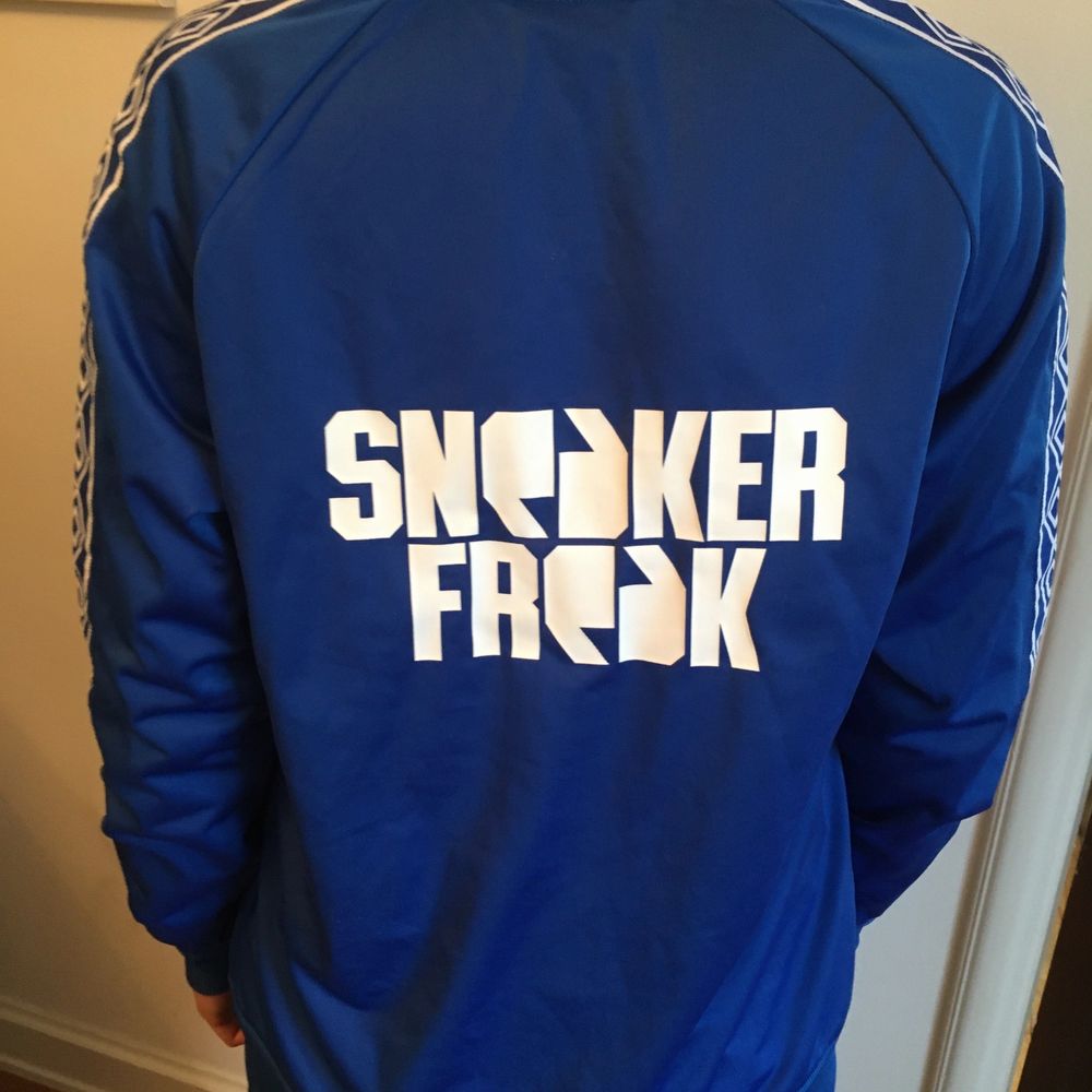 Blå UMBRO Traktop med texten ”SNEAKER FREAK” på ryggen , L . Huvtröjor & Träningströjor.
