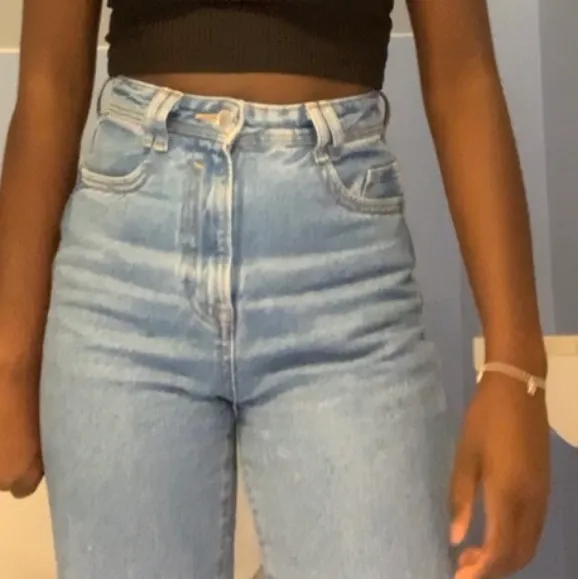 Raka jeans från Zara i den perfekta färgen. Slutsålda på hemsidan. Storlek: 32 (storlekarna börjar på 32). 400kr eller högst bud. Jag är 1,64 för den som undrar!😇. Jeans & Byxor.