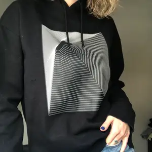 Svart Hoodie med print på framsidan från H&M. Den är från killavdelningen i strl S. Jag har vanligtvis S/36 och denna är lite lite oversized på mig. Den har ett fåtal små små hål, men de syns inte när man ha på sig den tycker jag. Säljer för 150kr Elr högsta bud:)