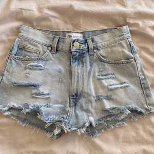 Säljer mina favorit jeansshorts från Zara som jag tyvärr inte använder längre. Perfekt passform och väldigt fin blå färg.