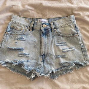 Blåa jenssshorts - Säljer mina favorit jeansshorts från Zara som jag tyvärr inte använder längre. Perfekt passform och väldigt fin blå färg.