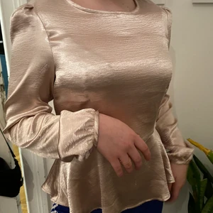 Fin tröja - Fin tröja i rosa/champagne färg super fin till ett par skinnbyxor eller kostymbyxor! Storlek: 38 så passar både s/m köpt på Gina för något år sedan! Vill du ha spårbar frakt: 62kr kan säkerligen skickas i brev: 12kr-...