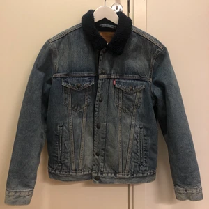 Levi’s fodrad jacka - Oanvänd Levis jacka som är fodrad. Prislappen sitter kvar på jackan. Storlek M. Nypris 1299kr. Säljer 800kr priset kan diskuteras.
