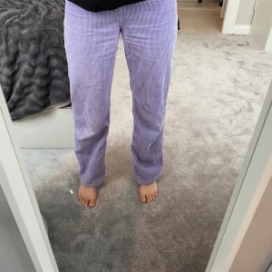 Lila manchesterbyxor  - Så coola byxor från monki. Så fin färg! Modellen heter Yoko.