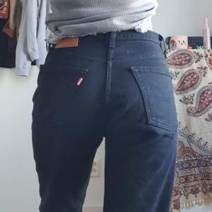 Svarta levis jeans i modellen 501. Bra skick! Köparen står för frakt eller mötas i Stockholm💖