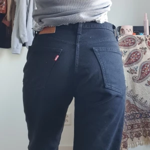 501 levis svart - Svarta levis jeans i modellen 501. Bra skick! Köparen står för frakt eller mötas i Stockholm💖