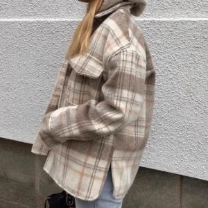 Beige jacka från Bershka - En beige jättefin jacka. Använd men i hyfsat nytt skick. Första bilden är lånad. 