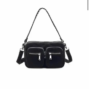 Noella väska  - Säljer min knappt använda väska från Noella, (den STORA modellen) nypris: 1250kr, kontakta för egna bilder!😊 Säljes i befintligt skick . Bvsa 