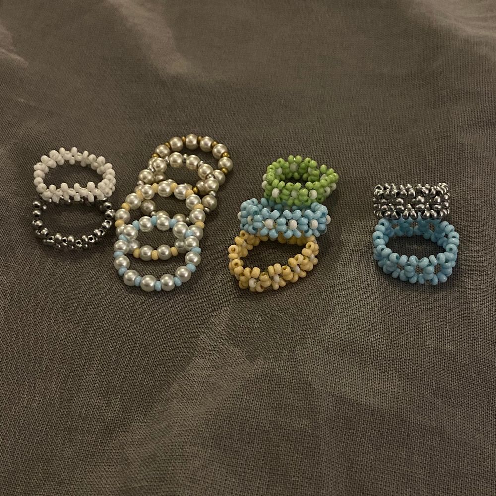 Ringar av pärlor. Finns fyra olika designs just nu. De görs i ”vanlig” storlek så ringen lär passa något finger. Alla ringar går att få i grön, blå, vit, gul, guld (med bruna toner) och silver. Alla ringar kostar 30kr/st förutom de blommiga ringarna. De kostar 45kr/st Frakt 12kr per beställning🌸❤️. Accessoarer.