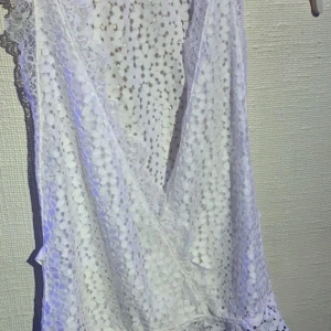 Vit spetsbody - Vit spetsbody, aldrig använd. Strl.XL