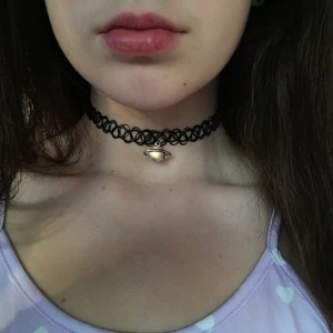 choker - jättefin choker med berlock 🤎