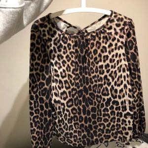 Leopardtröja - Fin tröja, skönt material, knyt i nacken, stretchig, i princip nyskick. Ger paketpris vid köp av flera saker!! Kom med frågor och egna prisförslag❤️