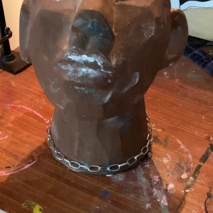 Halsband  - Silverfärgat halsband. Jag kan skicka fler bilder och mått om du är intresserad. 41 cm långt. 