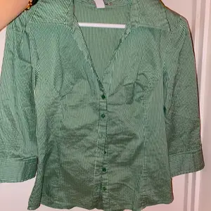 Grön figursydd randig skjorta. Lite vintage style! Så fin🥺🥰