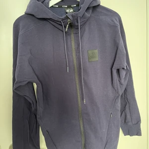 ICANIWILL Hoodie (oanvänd) - Storlek M med en tight passform. Tunt material. Oanvänd