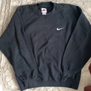 Vintage nike  - Från second hand. I mörkblå färg. Frakt 58kr. Buda gärna i kommentarerna. Högsta bud: 380. AVSLUTAR IDAG (15/2) 21:00