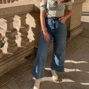 Jeans från weekday - Säljer dessa skitsnygga högmidjade byxorna från weekday då dem tyvärr är lite för korta för mig (är 1.73)