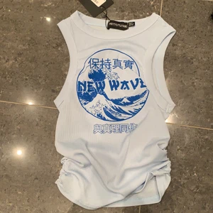 BABYBLÅ CROP TOP OANVÄND - En av dom finaste crop toppen jag ägt men tyvärr för liten för mig, storlek XS utan stretch. HELT OANVÄND MED ALLA LAPPAR.