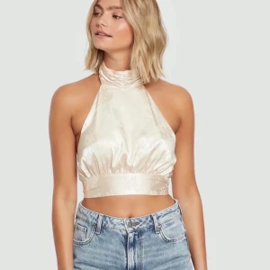 Topp från bikbok - Säljer denna då jag beställde en M och en S och S passade inte mig. Superfin verkligen, säljer för 120kr + frakt🤍