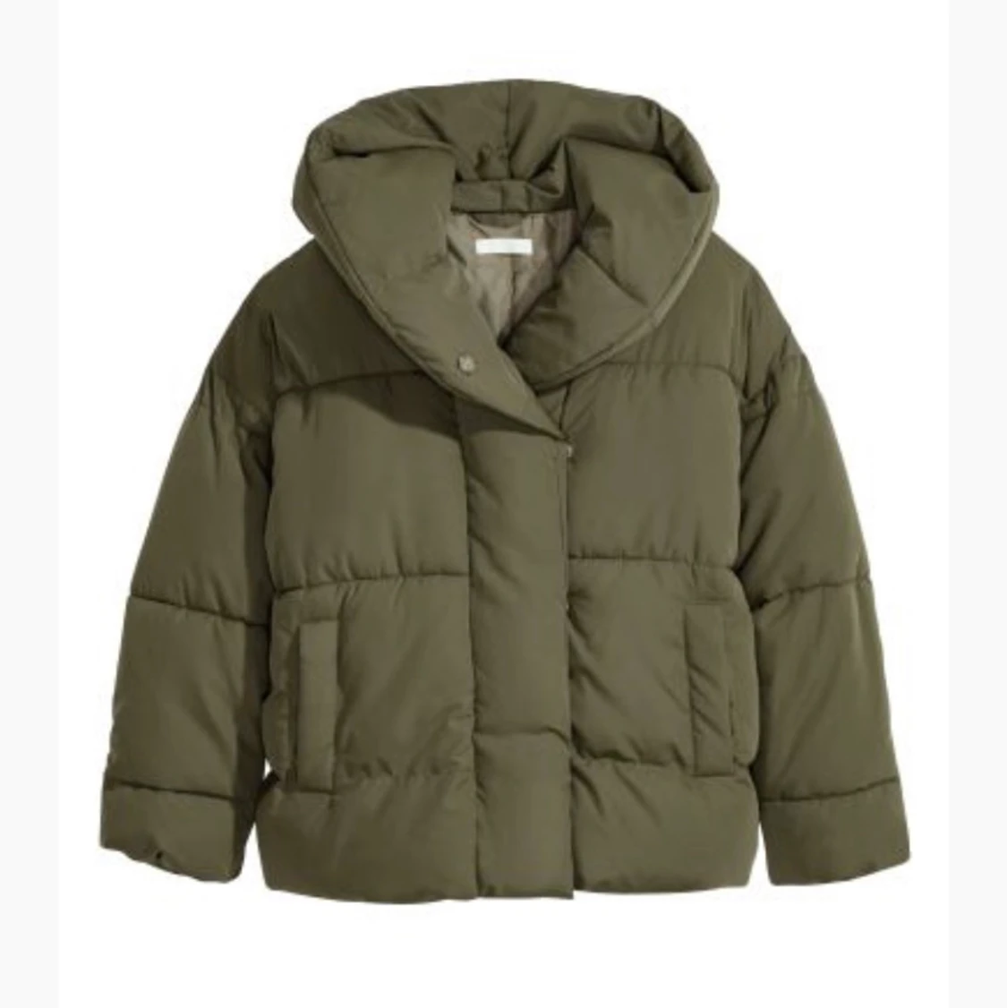 Söker!!!!!! Vadderad jacka med huva khakigrön