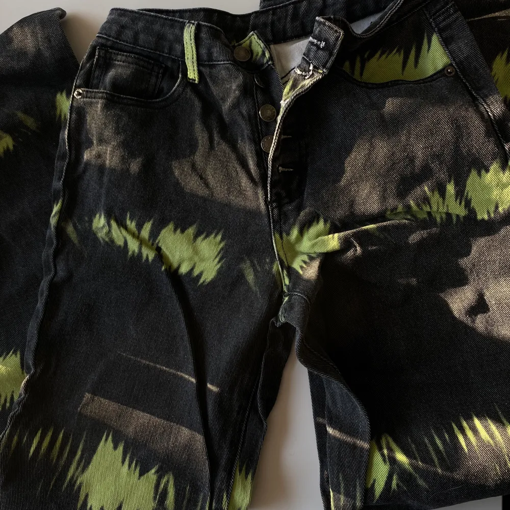 Asballa mönstrade jeans, lite grå svarta med gröna detaljer! Aldrig använda💞. Jeans & Byxor.