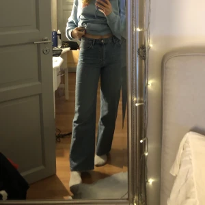 Ljusblå jeans  - Ljusblåa Yoko jeans från monki. Är i mycket gott skick, nästan inte använda. Storlek 29. Skriv om intresserad. Pris kan diskuteras :) fraktkostnad utanför Stockholm, annars kan vi mötas :) 