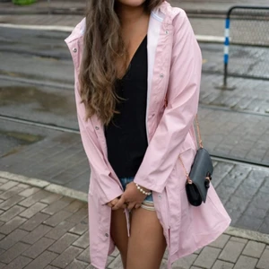 Regnjacka - Rains - Stl xxs/xs men skulle säga att den är mer som S/M, beroende på hur man vill att den ska sitta. Använd ca 5 ggr. Nypris: 899:-. Pris: 500:-. 