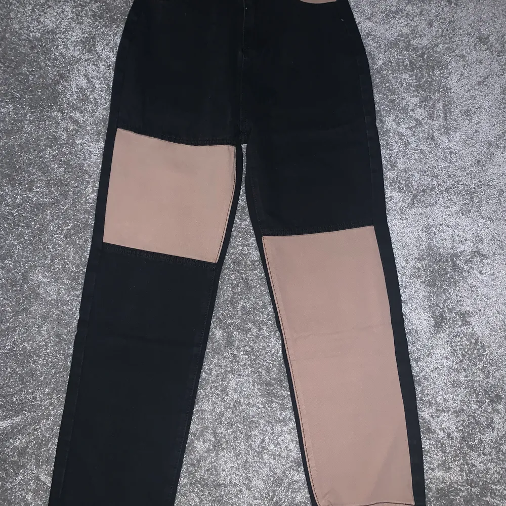 Jag säljer ett par helt oanvända svarta jeans med beiget kontrast patchwork i storlek L, passar dock S/M. Säljer de pga att de var för små. Obs! 1:a och sista bilderna är inte mina.. Jeans & Byxor.