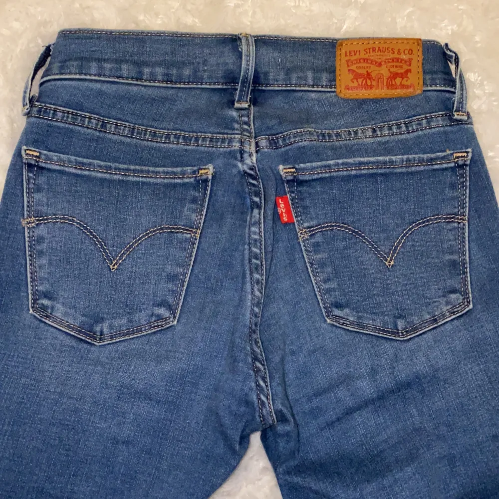 Tighta lågmidjade jeans från Levis i storlek W.24 ❤️ 710 Super Skinny 👖 Supersköna och stretchiga! Jeansen är i mycket fint skick och är sparsamt använda, säljer då jag inte kan ha dem längre. Samfraktar gärna med andra plagg och betalning sker via Swish <33. Jeans & Byxor.