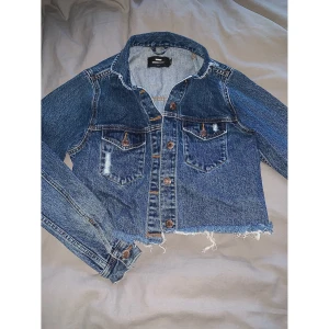 Jeansjacka från DrDenim - Croppad jeansjacka från DrDenim, storlek S. Knappt använd. Finns i Växjö att mötas upp annars tillkommer frakt, tar endast swish💞