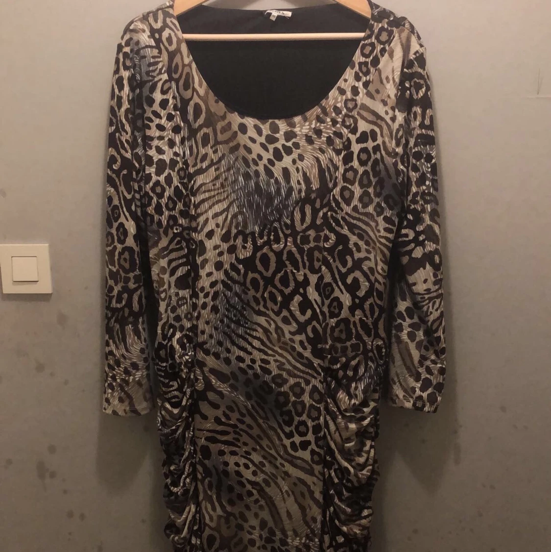 En sommar klänning för plus size kvinnor 