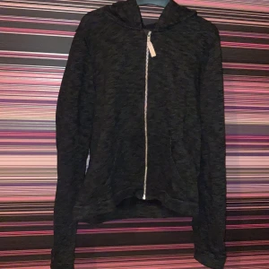 Kofta  - Kort kofta, man kan ha den som en magtröja om man vill lika snyggt! Storlek 146-152(passar en liten XS) använd inte alls mycket! Säljer för 200kr eller buda! Köparen står för frakten! Frågor skriv till mig! 