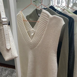 Vit stickad väst - vit stickad väst från hm. strl xs men är oversized och lite längre, så passar även s-m! endast använd ett fåtal gånger🤎