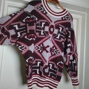 Mysig tröja - Mysig vintagetröja! Muddar i nederkant och ärmslut. Väldigt mjuk och skön. Mini-hål på baksidan som syns på sista bilden och den är mini-sydd på ett ställe. Jag har använt den utan att märka något av detta, märkte det först nu när jag fotade den, så det märks verkligen bara om man tittar jättenoga.🌿