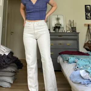 Säljer mina fina vita weekday jeans i modellen rowe💞💞 säljer då dem är något tajta på mig, 