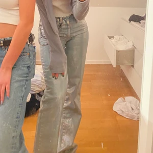 Silver jeans - Säljer nu mina favorit silver jeans som jag sytt om till mid rise /low rise, sjukt fina!!! Passar typ 32/34 BUDA från 100kr!⭐️⭐️ eller köp direkt flr 400kr💕