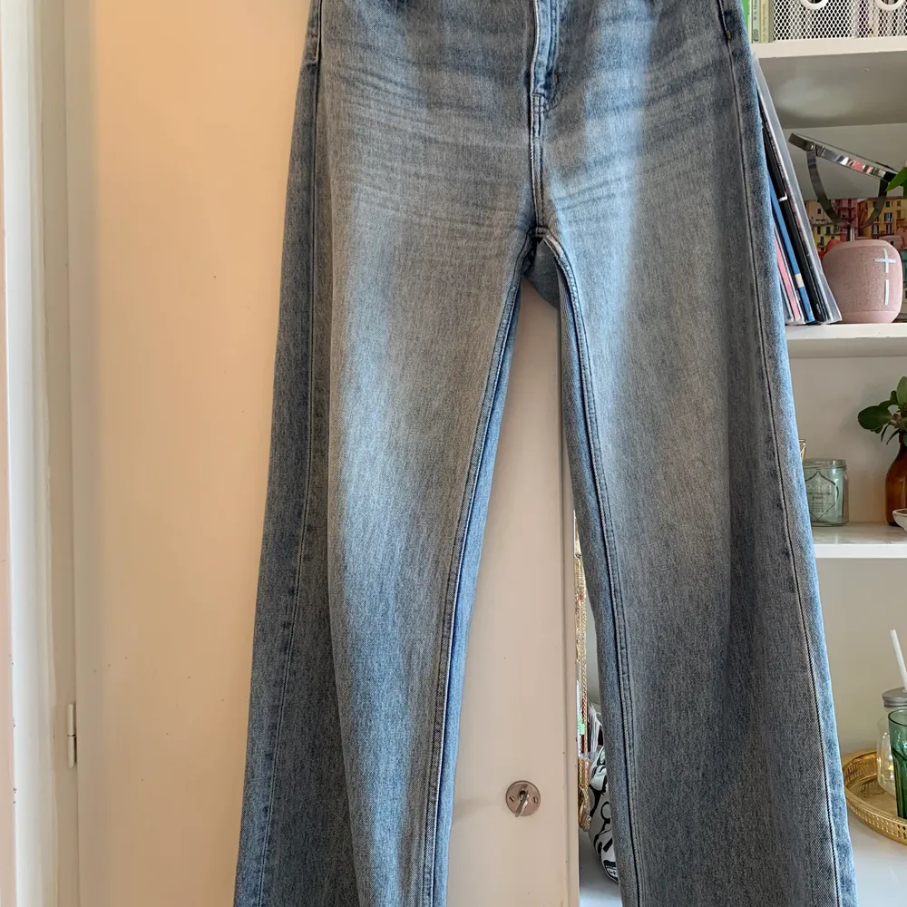 Utsvängda jeans i modellen Ace från Weekday. Använda en del men i fint skick!. Jeans & Byxor.