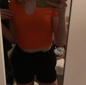 Topp - Neon topp från Gina skulle säga att den e orange färgen blir inte lika stark på bild !!💓aldrig använd stl s