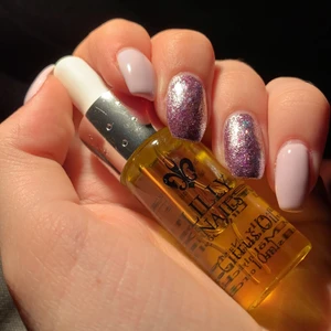 Lilly nails nail oil 10ml - Nagelbandsolja från Lilly Nails i doften ”Citrus”. Har använt den ca 3 gånger men får inte användning av den. 10ml. Nypris ca 129, säljer för 80kr. Frakt 12kr. Info från hemsida: Lilly Nails nageloljor har alla kallpressad Jojobaolja som bas och finns i tre dofter. Den innehåller inga animaliska ingredienser, parabener eller mineraloljor och har inte testats på djur. I Sverige är test av kosmetiska produkter på djur förbjudet. Därför kan du köpa den svenska nageloljan från Lilly Nails med gott samvete. Väl testad och lokalt producerad.