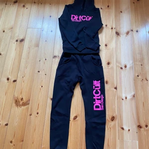 Dirtcült ”sätt” - Byxorna är nya 400kr. Hoodien är använd men i fint skick 200kr . Storlek S i byxorna Storlel L i hoodien men hoodien är i unisex, alltså tjej modell så den sitter som en S. 600kr för både plaggen