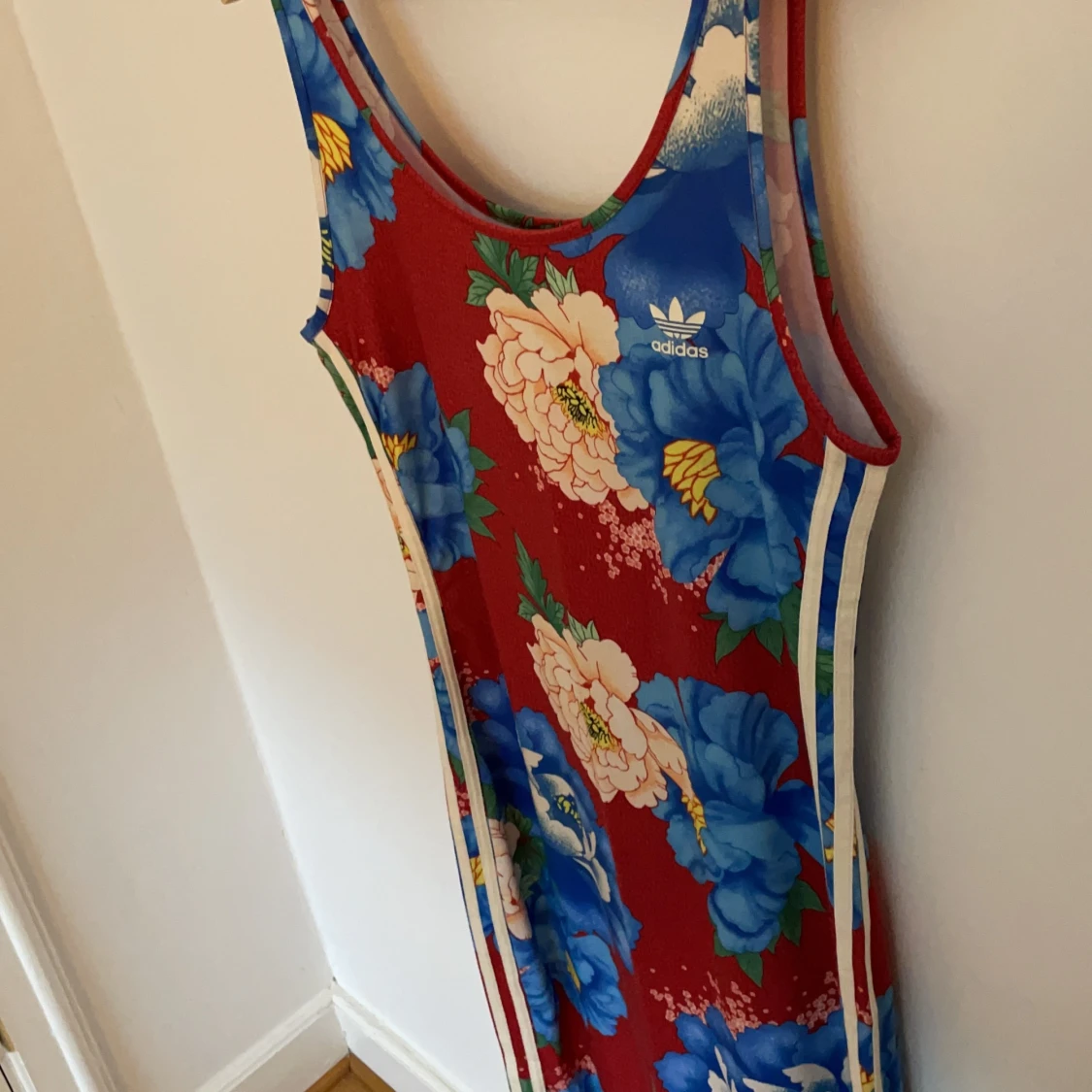 Adidasklänning i stl 42  - 90