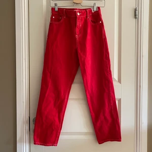 Röda Jeans  - As balla röda momjeans från Mango. Jeansen har vita sömmar. De är använda fåtal gånger. Skulle säga att dom sitter som en XS