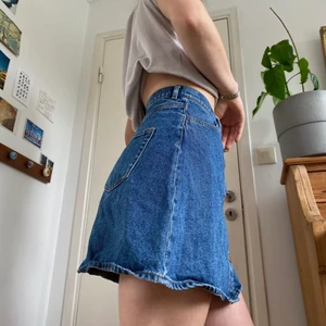 Kjol blå monki   - Denim kjol med knappar upp, perfekt stand.  