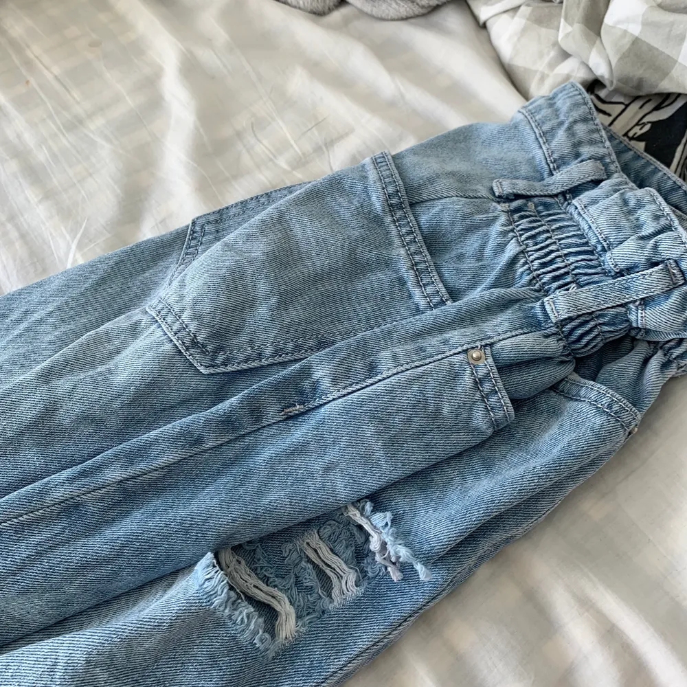 Fina jeans. Ett hål som är lite större men ingen större fara. Nästan aldrig använda. Bra längd för dig under 165. . Jeans & Byxor.