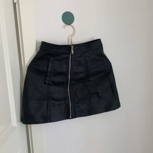 Svart skinn kjol - Från berscka aldrig använd, bra skick 